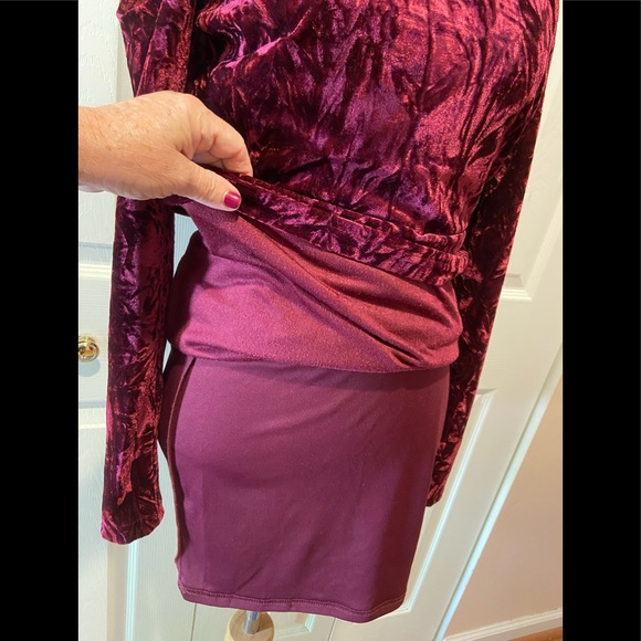 NWT~Sexy~Stunning~Lulus Cold Shoulder Velvet Dress - Picture 9 of 12